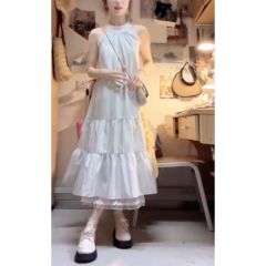 Shipped Summer French lace lace dress for female students looking slim and sleeveless neck halter