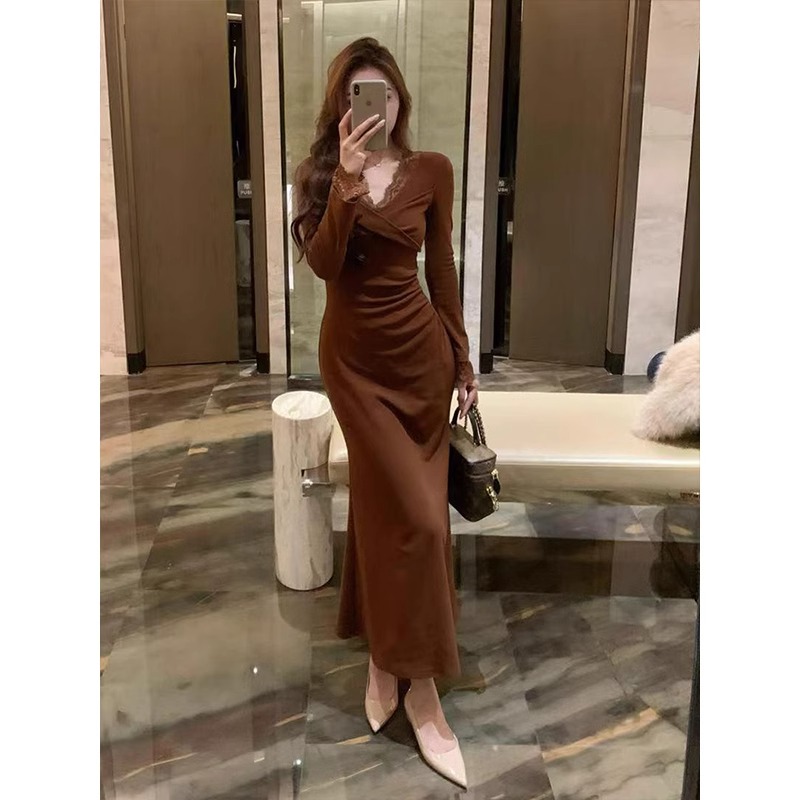 Has shipped lace spliced ​​v-neck dress for women in autumn and winter new waist-hugging temperament inner base hip-pack skirt