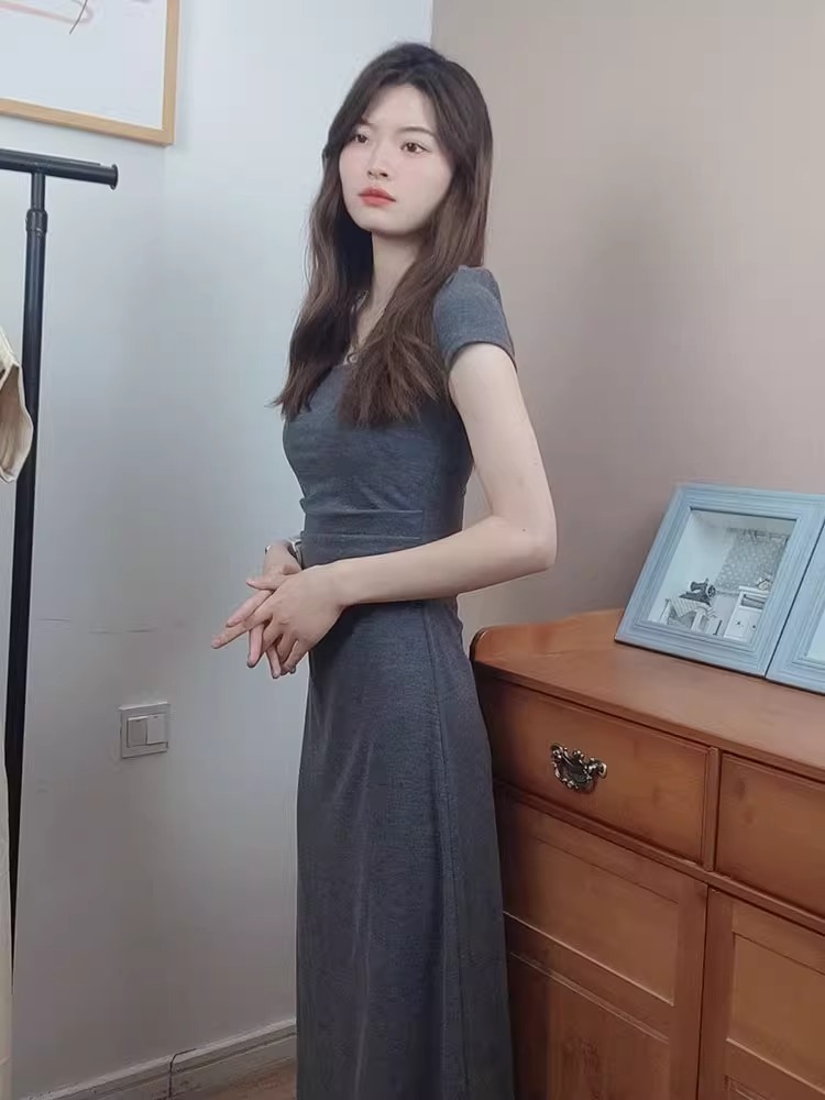 Shipped Dresses for women's summer 2025 new beautiful temperament slim pleated slim hip long skirt