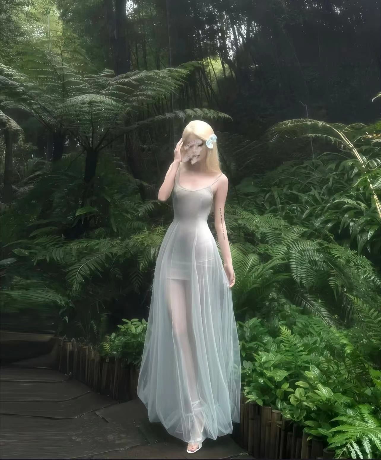 Shipped, unique and beautiful mesh suspender dress for women 2025 summer French elegant temperament waist-hugging and slimming
