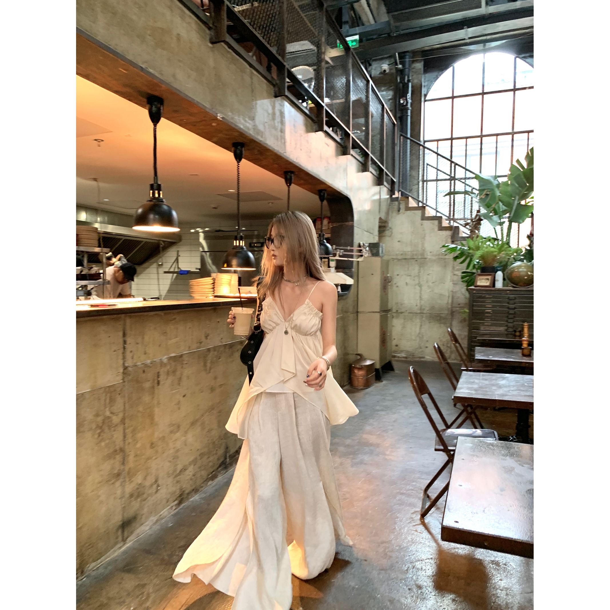 Shipped Dopamine outfit on white irregular suspender top for women V-neck pure and elegant design