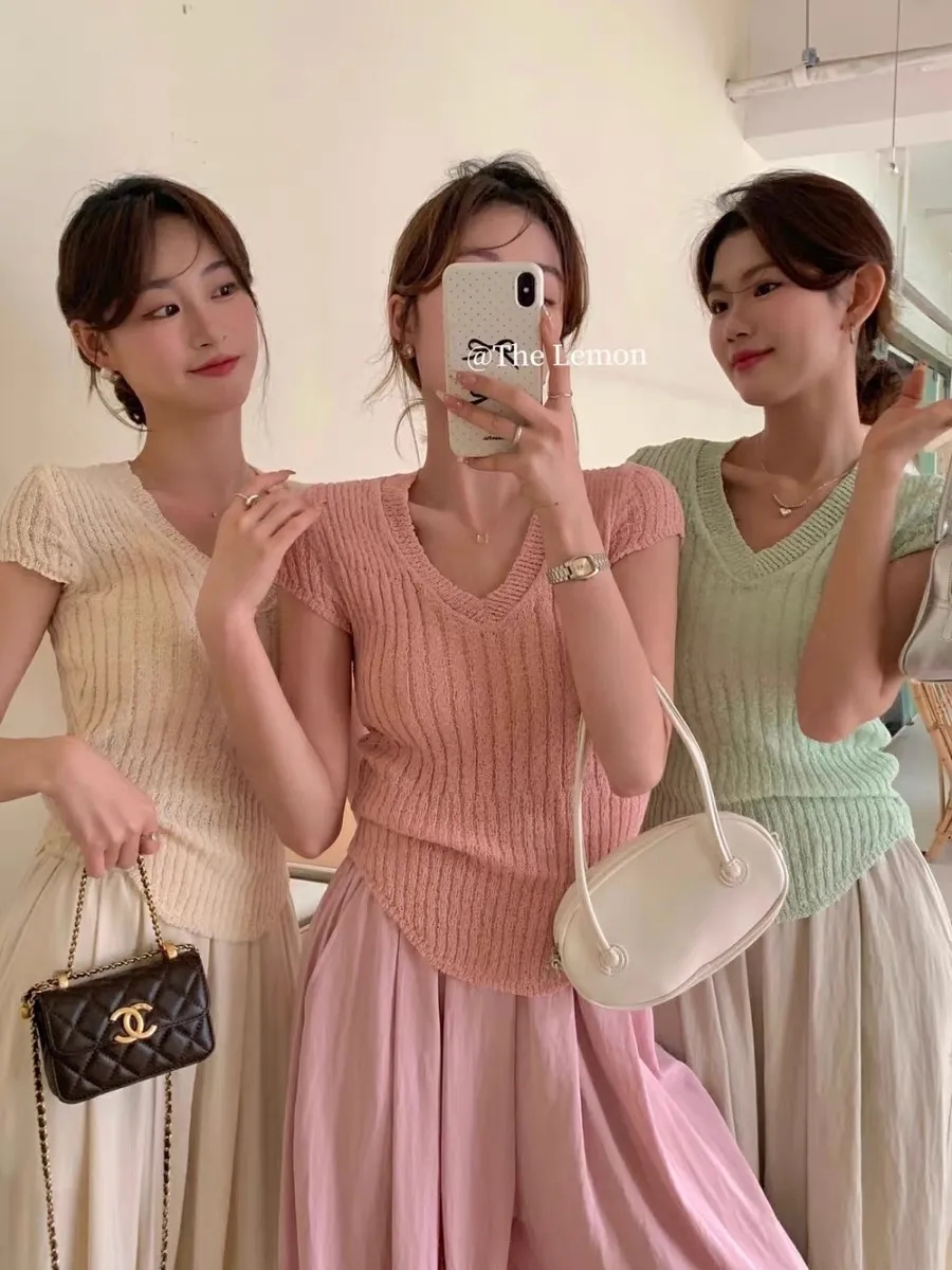 Shipped New summer V-neck T-shirt slim short-sleeved sweater short slim hot girl top thin