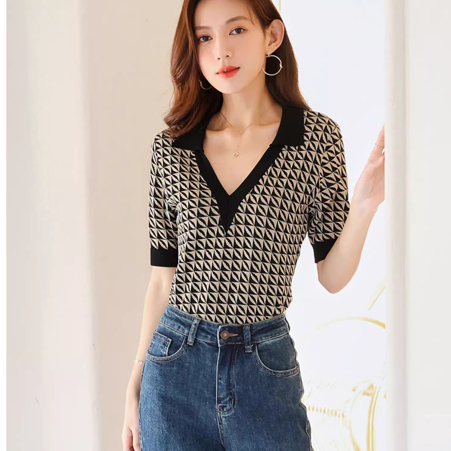 Shipped Short-sleeved knitted sweater 2025 summer new retro contrasting design niche top