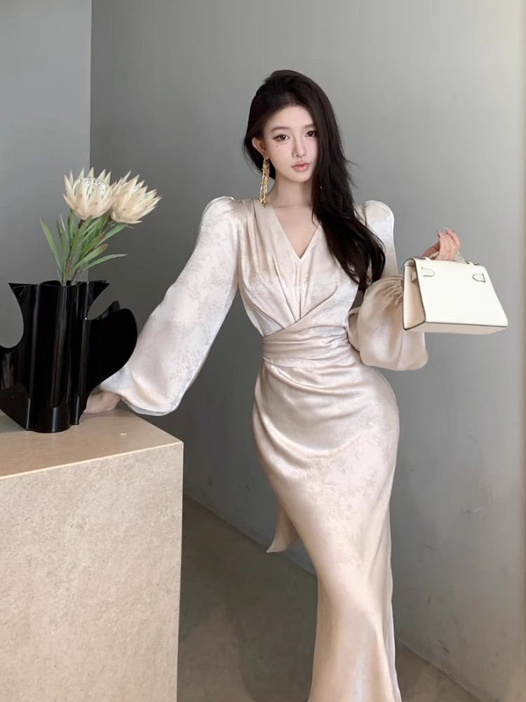 Shipped Gentle temperament V-neck dress for women 2025 early spring new waist-hugging lace-up skirt