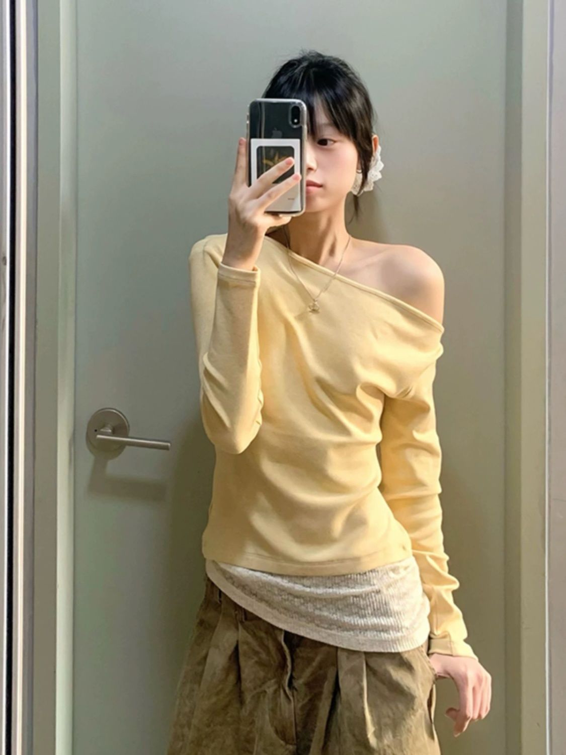 Has shipped Korean lace yellow off-shoulder base shirt for women early autumn design off-shoulder chic sweet hot girl top