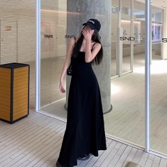 Shipped suspender dress for women, slim solid color and fashionable 2025 summer new style waist-hugging knitted midi skirt