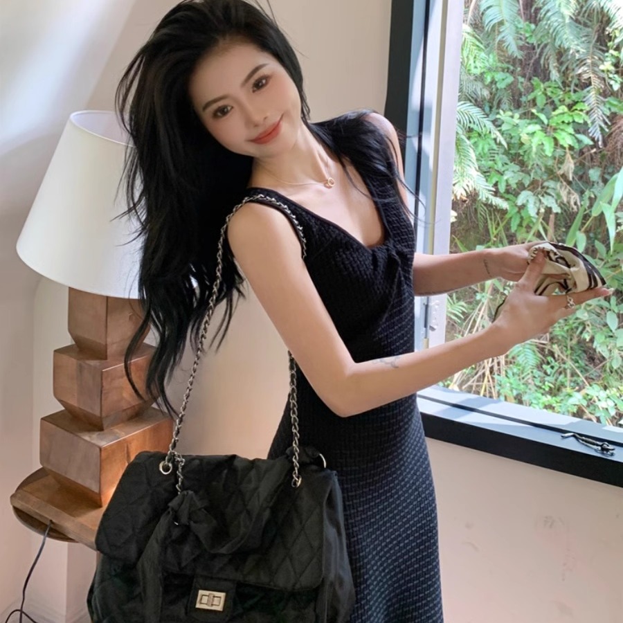 Has shipped kink V-neck dress for women in summer 2025 new slim fit and off-shoulder vest long skirt