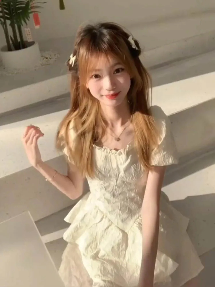 Has shipped summer Korean version of pure and sweet hot girl with a bow tie on the back and makes her look slim with a square neckline