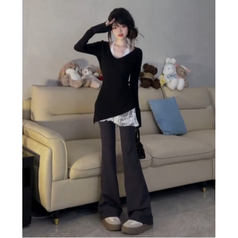 Shipped two-piece suits, V-neck expose collarbone to make you look slim and knitted long-sleeved base shirt, feminine temperament, inner top