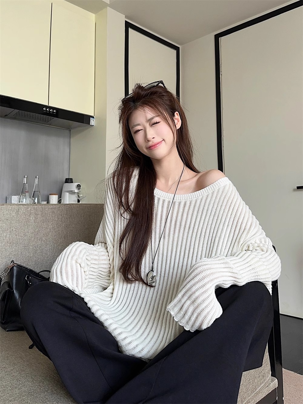 Shipped off-white off-shoulder long-sleeved sweater for women in spring lazy loose sweater blouse design hot girl