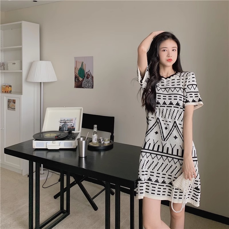 Has shipped new mid-length temperament, small tricks, short-sleeved knitted dress for women, ice silk, age reduction
