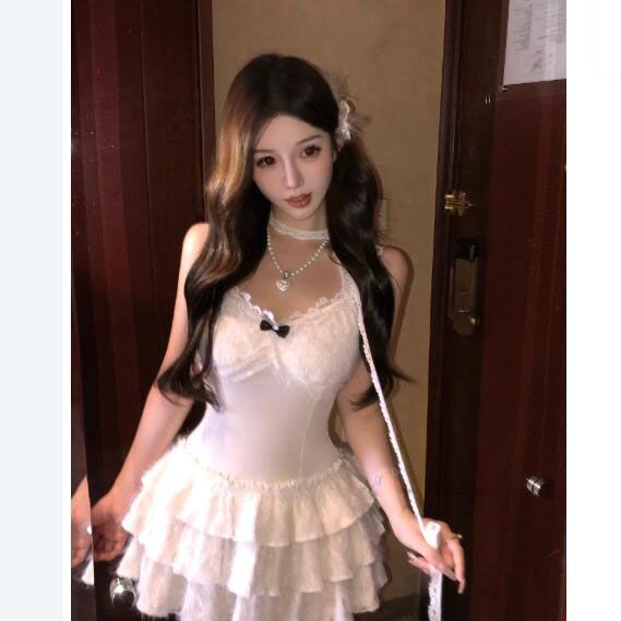 Has shipped French style Hepburn style long-sleeved dress for women in early autumn and winter high-end black long skirt