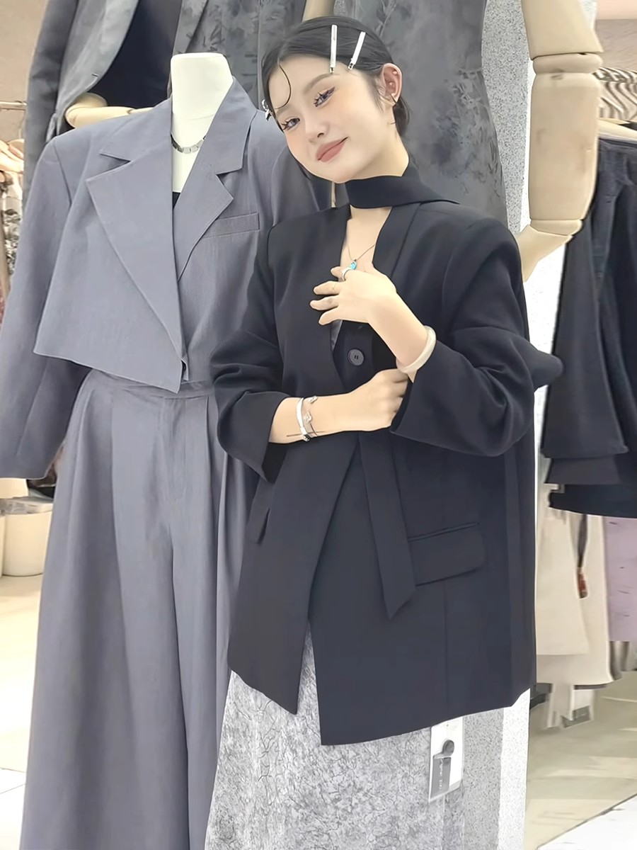 Shipped Black Spring 2025 new Korean version with versatile high-end V-neck loose slim streamer temperament