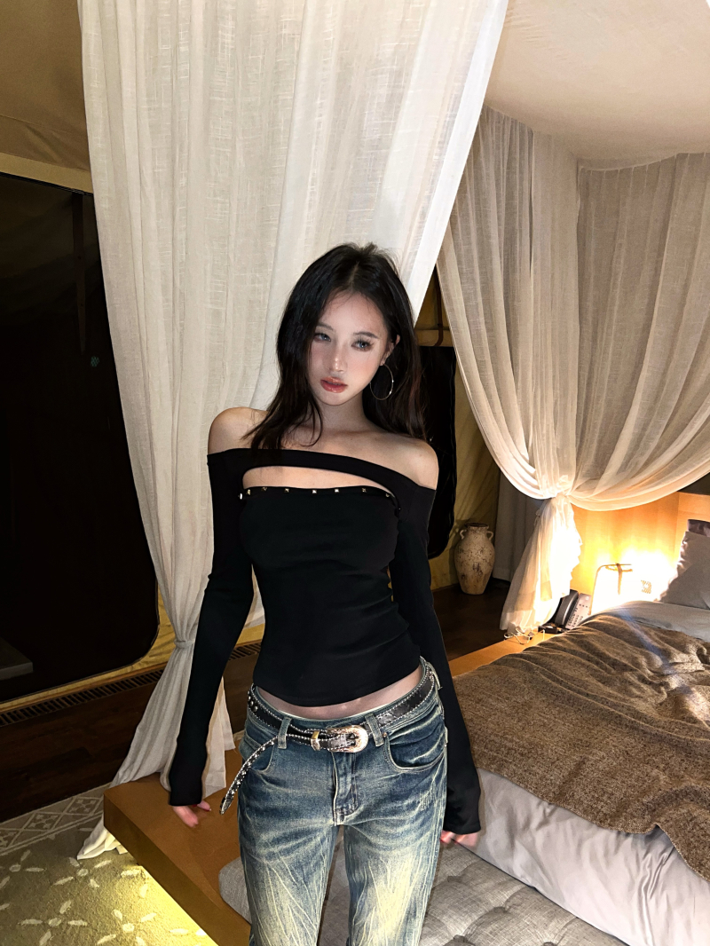 Real shot of charming villain black one-shoulder T-shirt female hot girl hollow slim fit long-sleeved top
