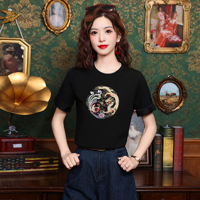 Real shot of new Chinese style white T-shirt for women in summer 2025 new retro dragon tattoo embroidered loose short-sleeved top