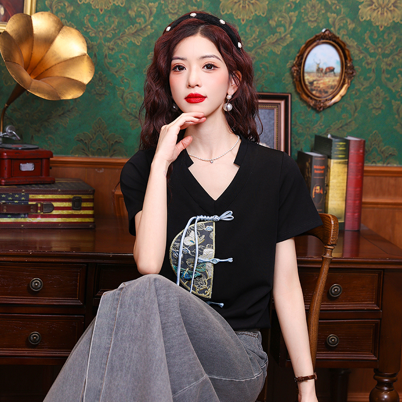 Real shot of 2025 summer new style new Chinese embroidered Chinese style tops, cute slits, fashionable short-sleeved T-shirt