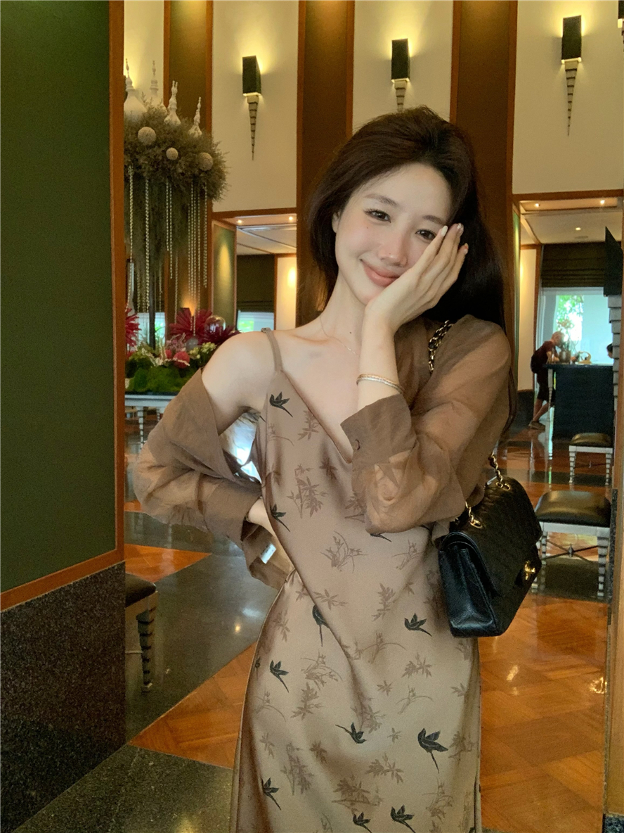 Real shot of Hepburn style short shawl sunscreen shirt with suspender skirt with Tiansi cardigan flower skirt set