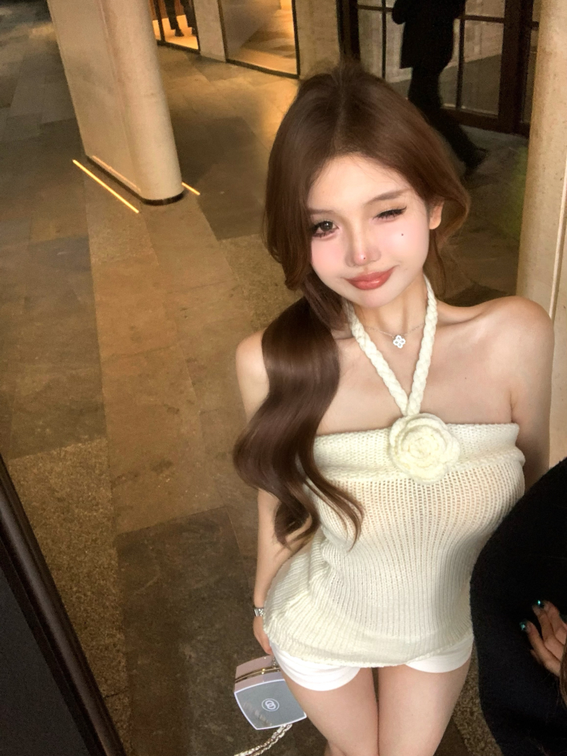 Real shot of a tube top with pure desire for spring neck flowers white slim knitted top