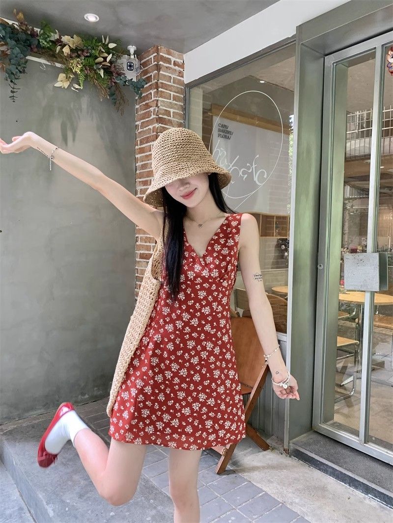 Red retro floral suspender dress for women in summer new style tea series pure French temperament V-neck Hong Kong style short skirt