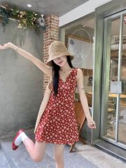 Red retro floral suspender dress for women in summer new style tea series pure French temperament V-neck Hong Kong style short skirt