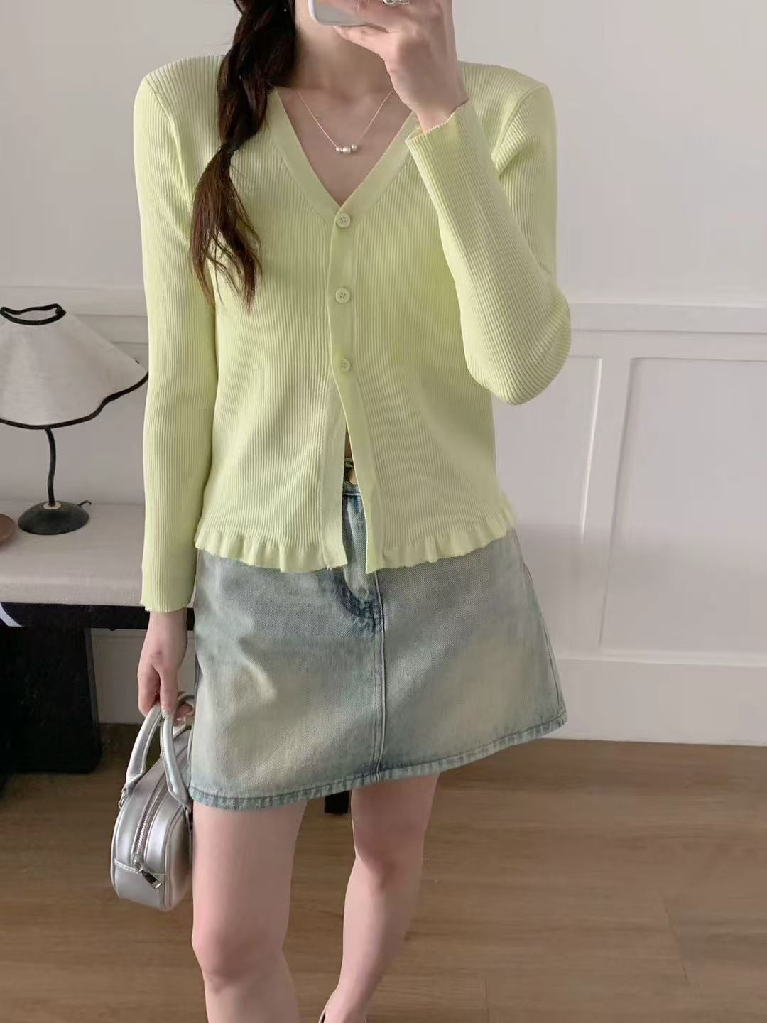 2025 spring Korean girl V-neck black earrings short long-sleeved sweater sunscreen clothes for women
