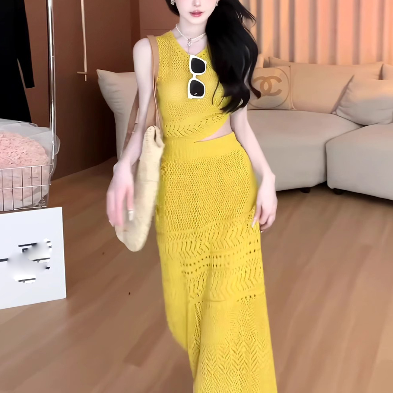 2025 summer sweet and gentle slim black gold Hepburn temperament light luxury small dress waist-hugging makes you look slim and high-end