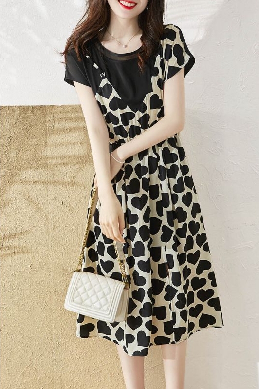 New summer 2025 model, age-reducing and eye-catching love print, waist-hugging, slimming and asymmetrical fake two-piece dress