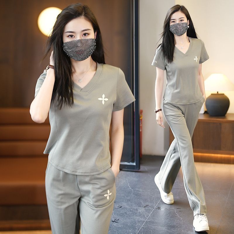 Casual sports suit for ladies 2025 new summer temperament fashionable and fashionable age-reducing short-sleeved wide-leg pants two-piece set