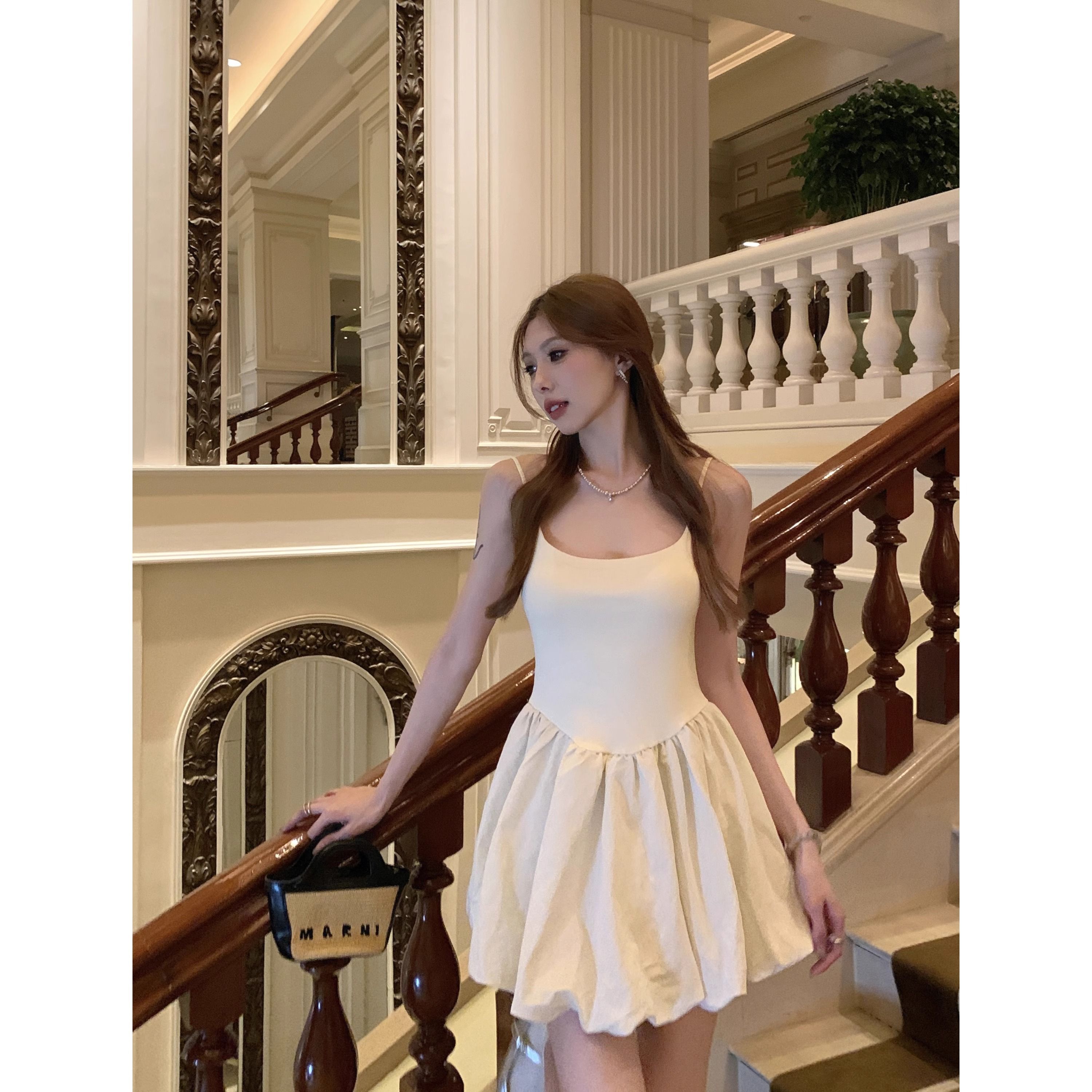 Pure desire white waist-hugging suspender dress for women 2025 summer age-reducing chic A-line skirt flower bud skirt