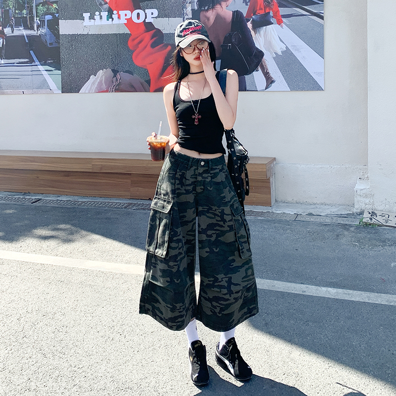 American retro seven-point denim work pants for women in spring and summer high waist loose camouflage hot girl design wide-leg shorts