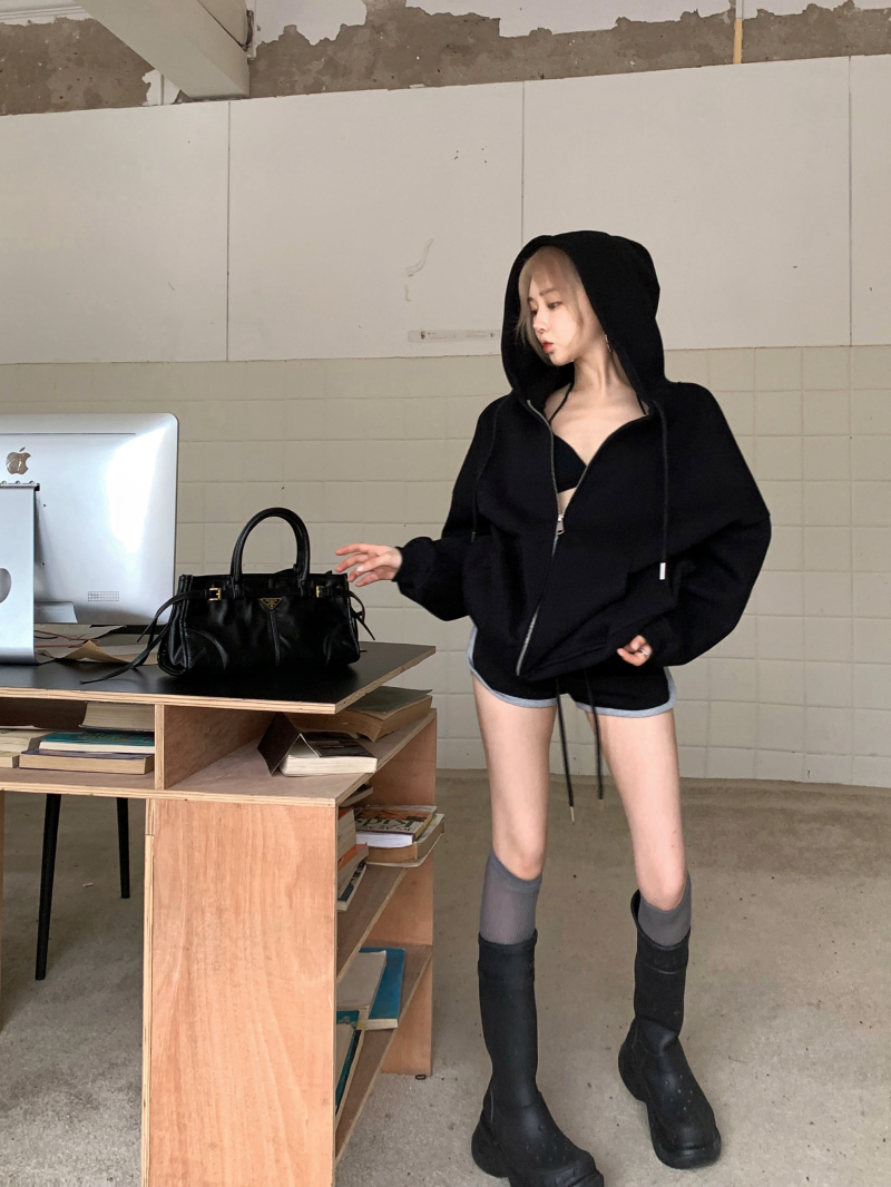 Real shot of lazy style oversize sweatshirt coat hooded sweatshirt + hot girl sports casual shorts
