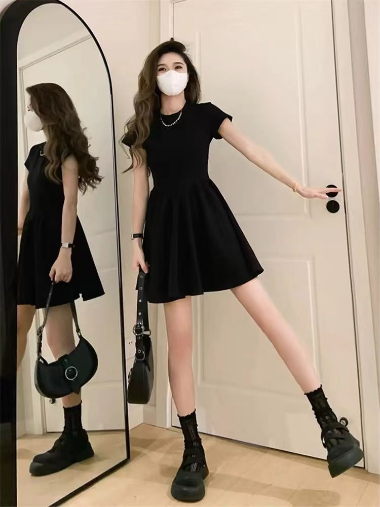 French Hepburn style black high-end temperament dress for women in summer 2025 new small slim short skirt
