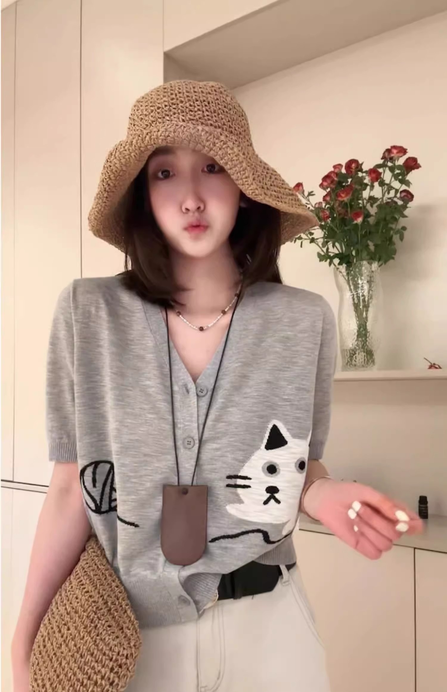 Summer thin short-sleeved sweater for women's fashionable age-reducing design top 2025 new V-neck ice silk cardigan