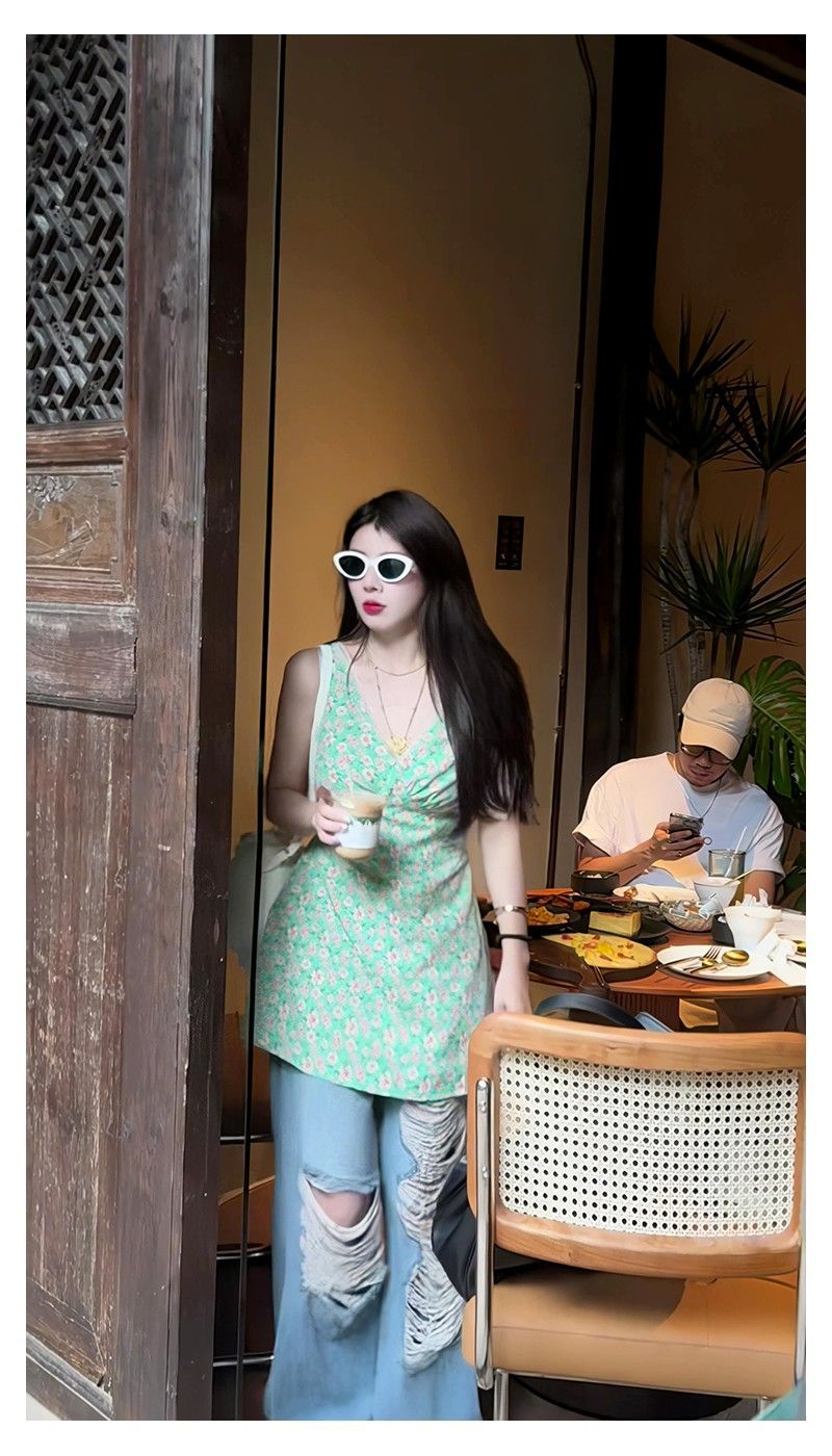 French V-neck floral dress for women in summer 2025 new small versatile slim vest short skirt
