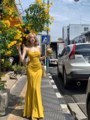 Real photo of yellow waist-hugging knitted suspender dress with hot girl hip-packing long skirt