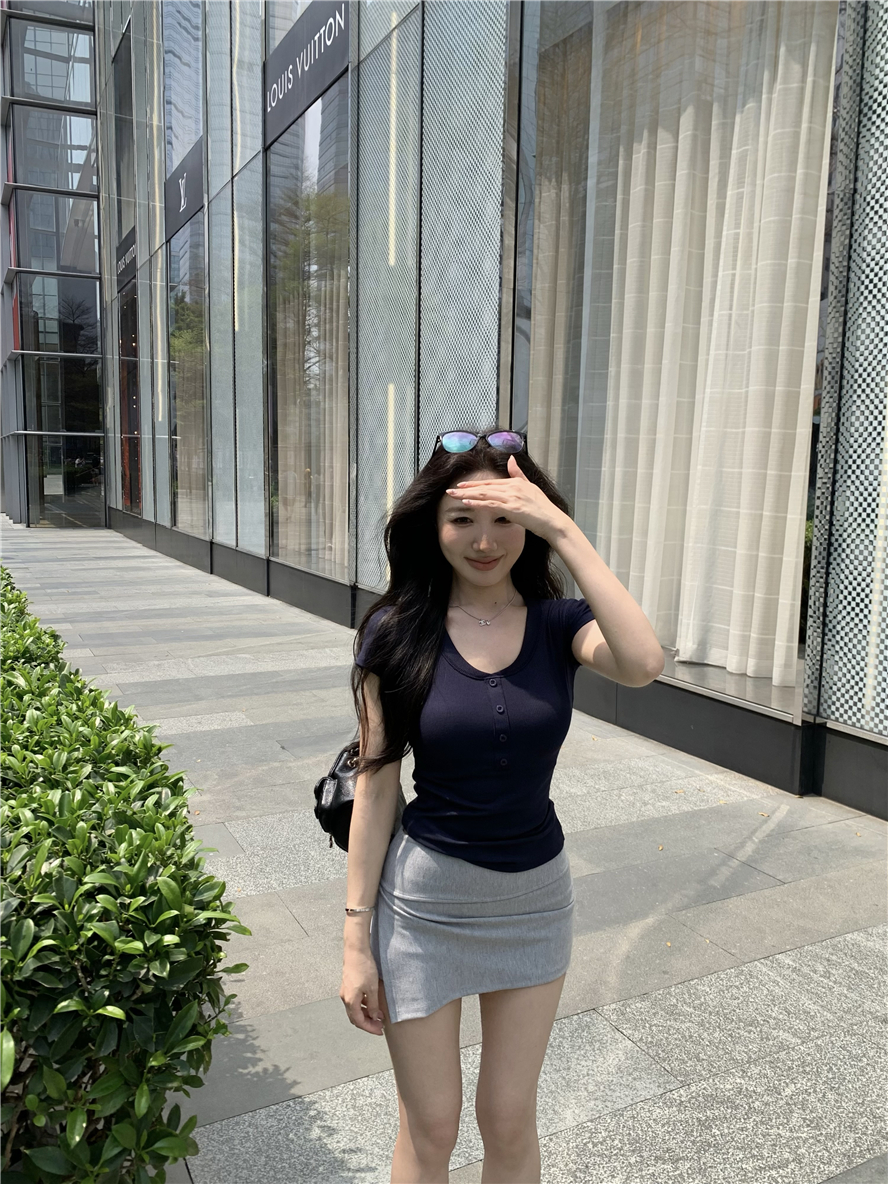 Real photo of solid color T-shirt with base shirt underwear, waist-hugging, fashionable and age-reducing thread top