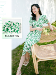 Summer high-end 2025 new women's puff sleeves V-neck retro floral green tea squirt chiffon skirt