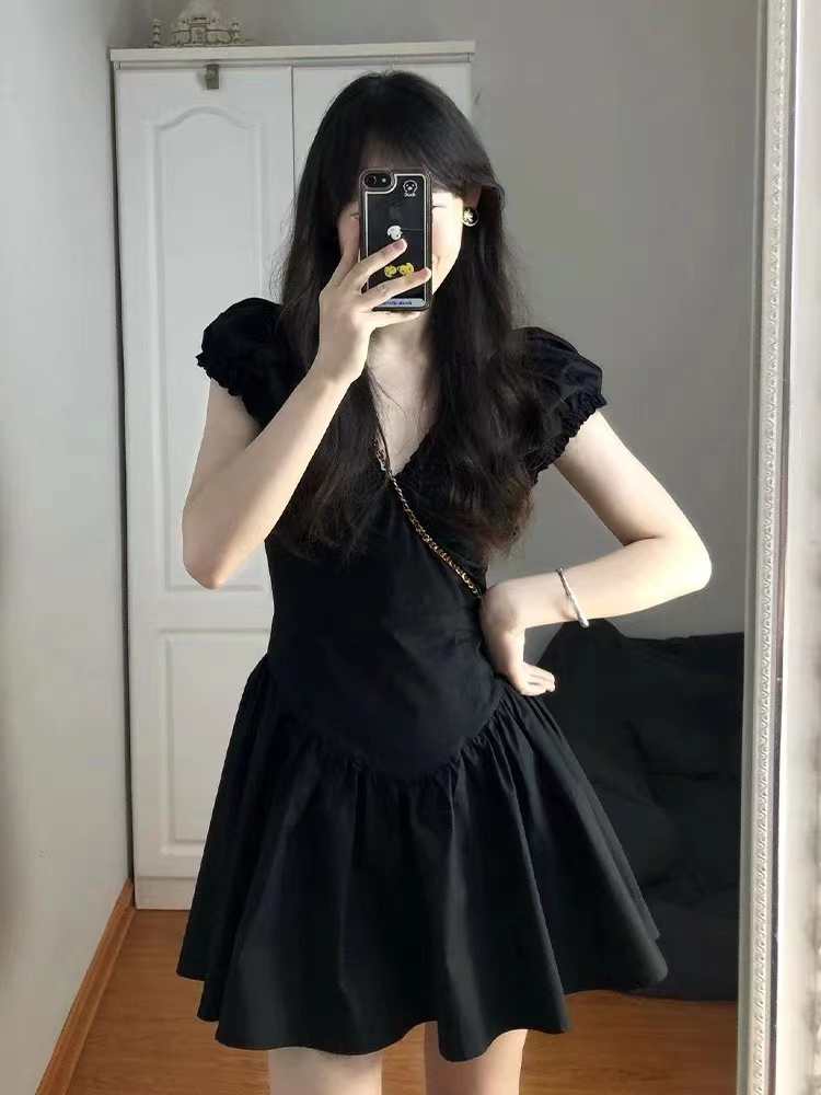 2025 new V-neck black dress for women, summer tea break, French high-end style, sexy and slim, small