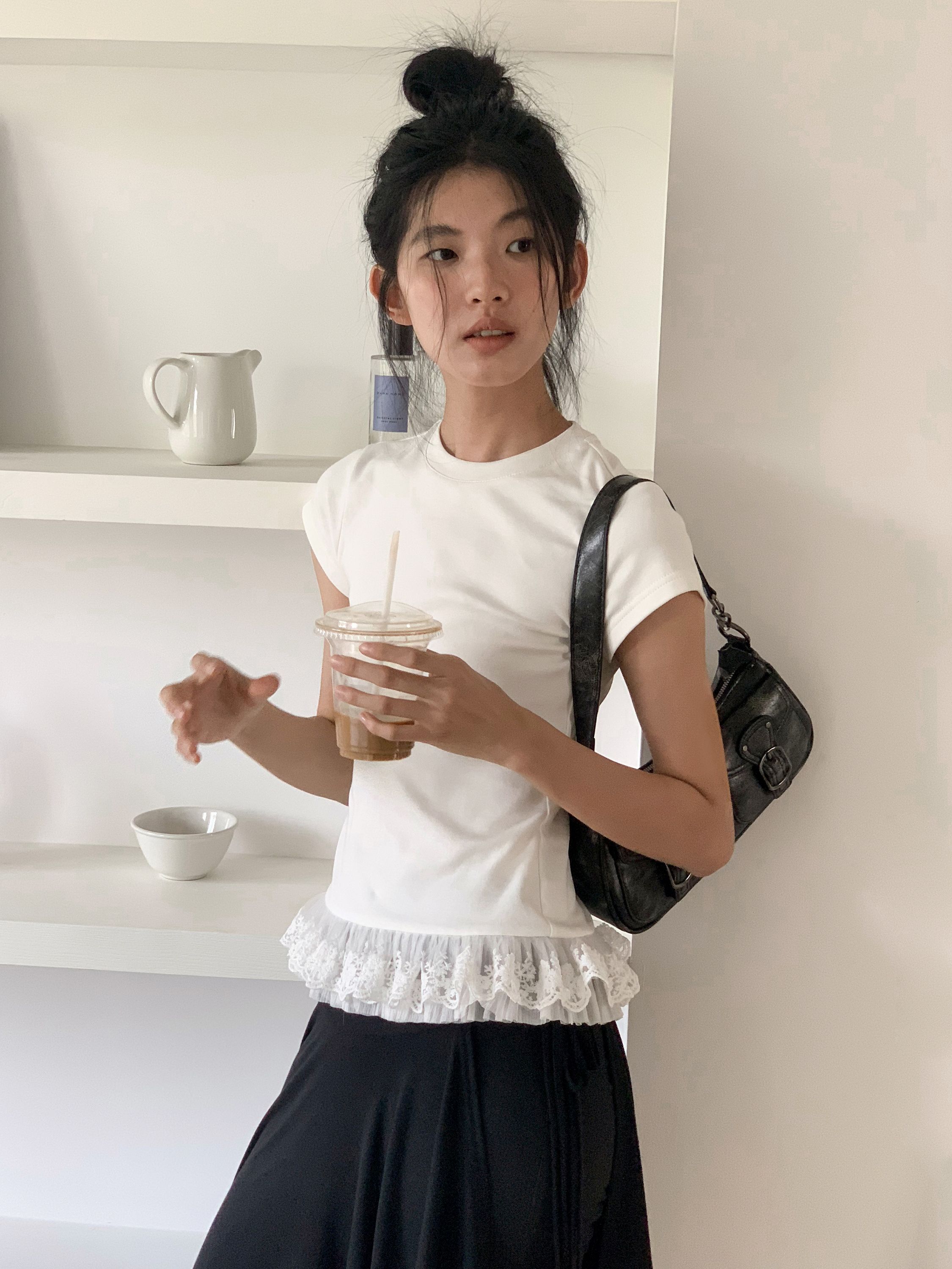 Lace spliced ​​white short-sleeved T-shirt for women in summer fashionable design niche slim body garment