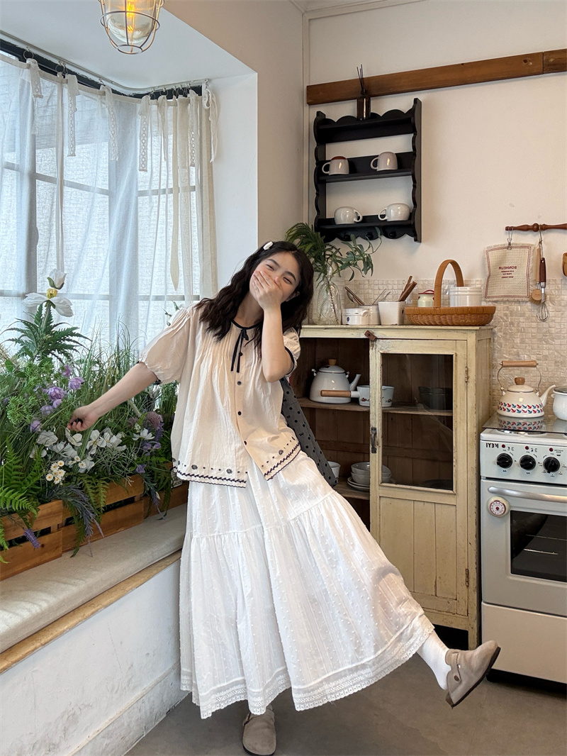 Real shot, pleated embroidered neckline contrasting lace shirt + versatile lace skirt