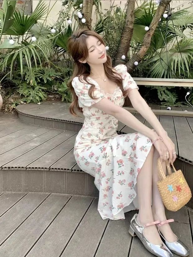 Internet celebrity gentle and soft vacation style dress in summer 2025 square collar puff sleeve floral slim midi skirt