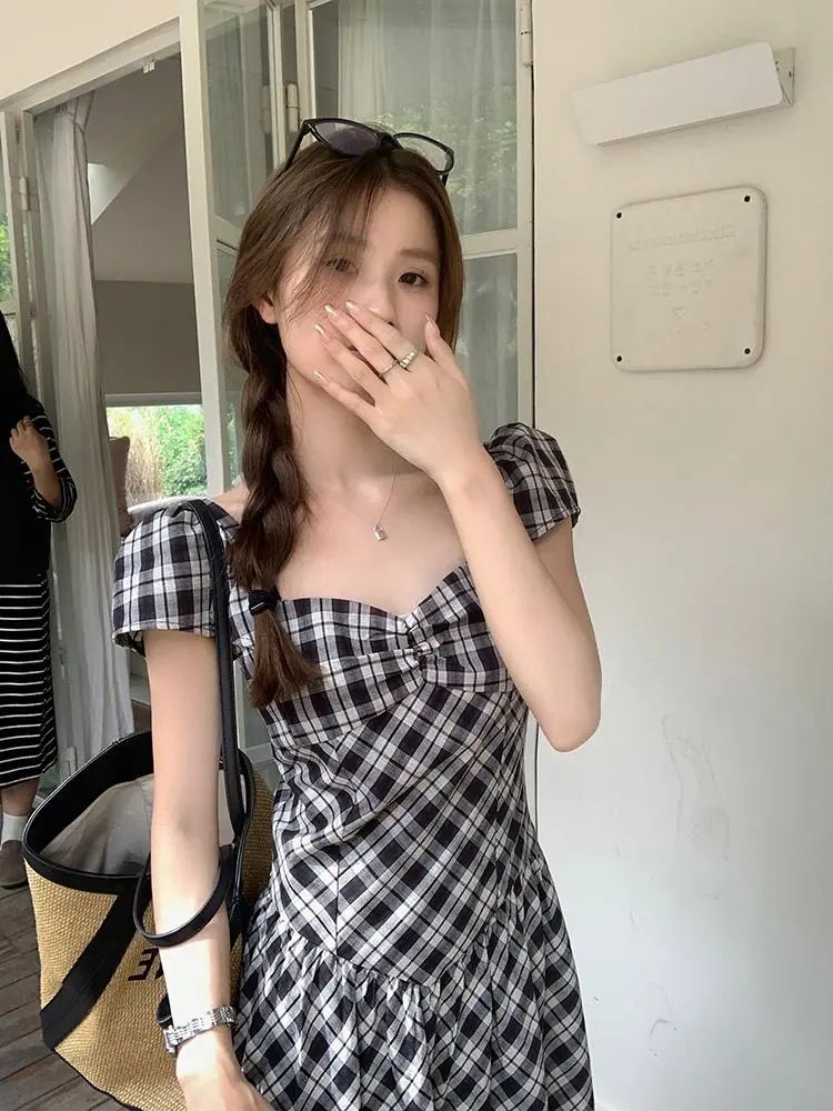 Wu 77 retro black and white square collar dress for women with sweet puff sleeves waist-hugging slimming versatile French backless long skirt