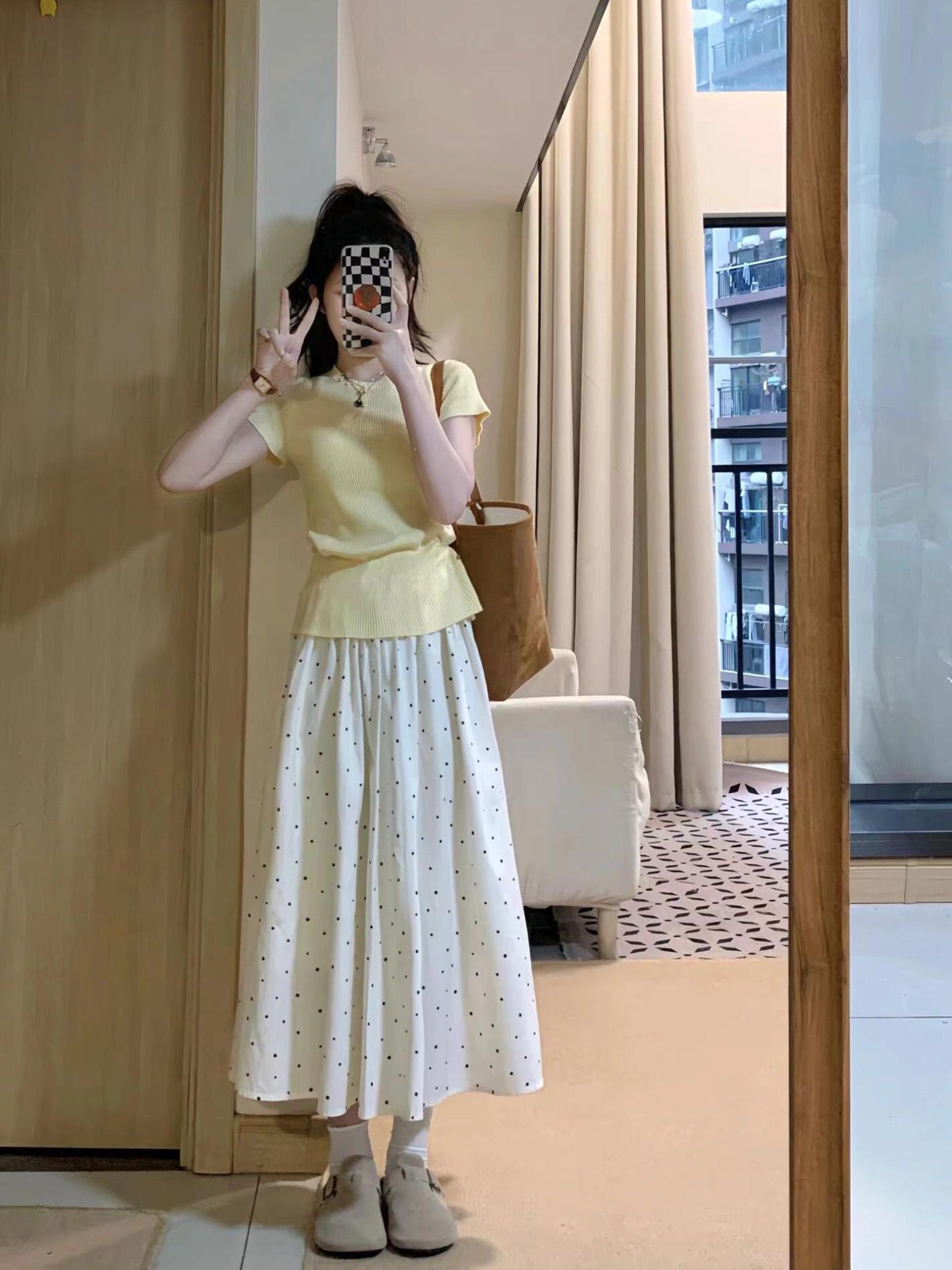 Light-maturity French fashion and fashionable summer outfit a whole set of yellow sweater white polka dot skirt two-piece suit for women