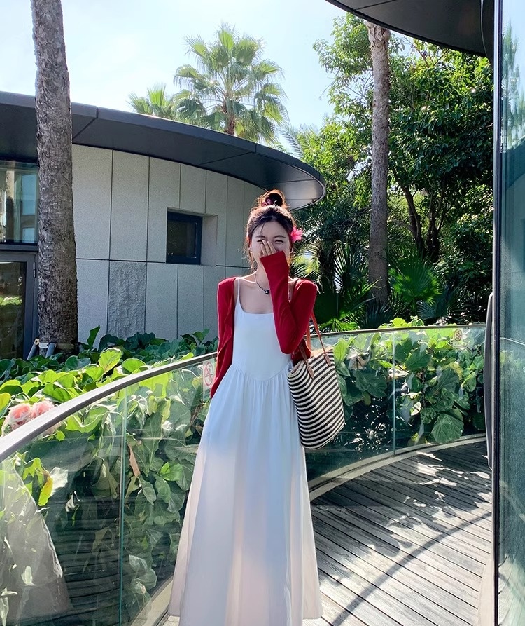 Korean gentle white waist-hugging suspender dress vacation style sweet outfit to make you look slim and high-end long skirt