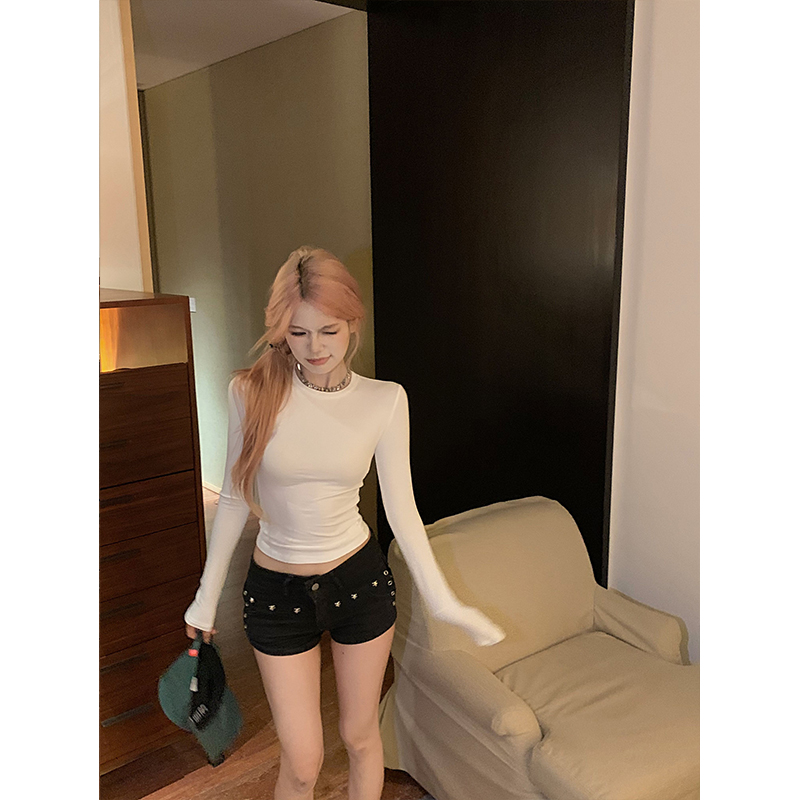 Real shot - hot girl with waist-pinching shoulder short T-shirt with long sleeves for women with slim fit and slim base shirt tight round neck top