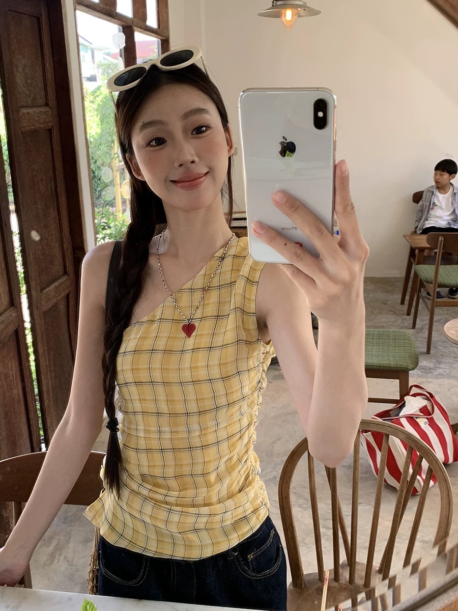 Red Man Pavilion suspender vest for women with 2025 new beautiful back off-shoulder French yellow plaid slanted shoulder sleeveless top