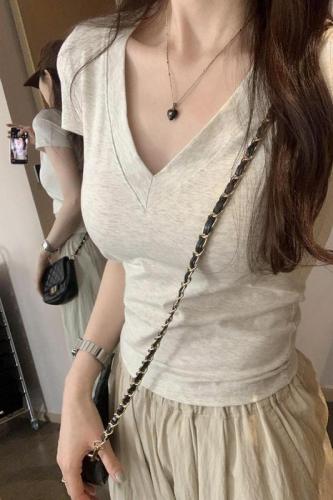 Real photos of hot girls V-neck, front shoulder slim short-sleeved T-shirt for women in 2025 new niche design slim top