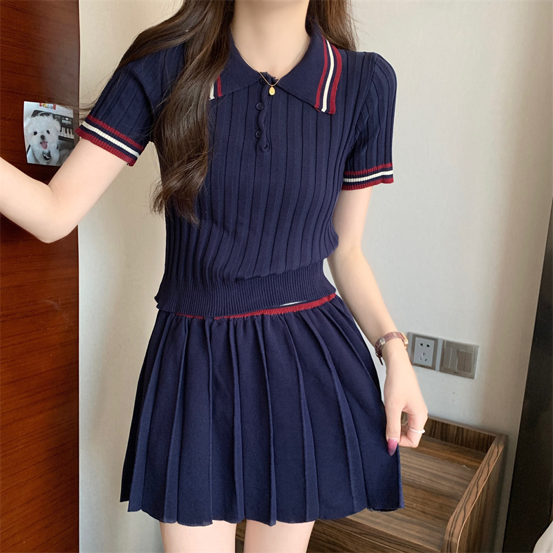Real shot, wear a complete set of summer knitted polo collar tops, pleated skirts, two-piece sets of small and fashionable