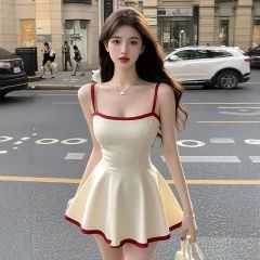 純欲風米杏色撞色方領吊帶連衣裙女夏季新款法式復古收腰時尚短裙