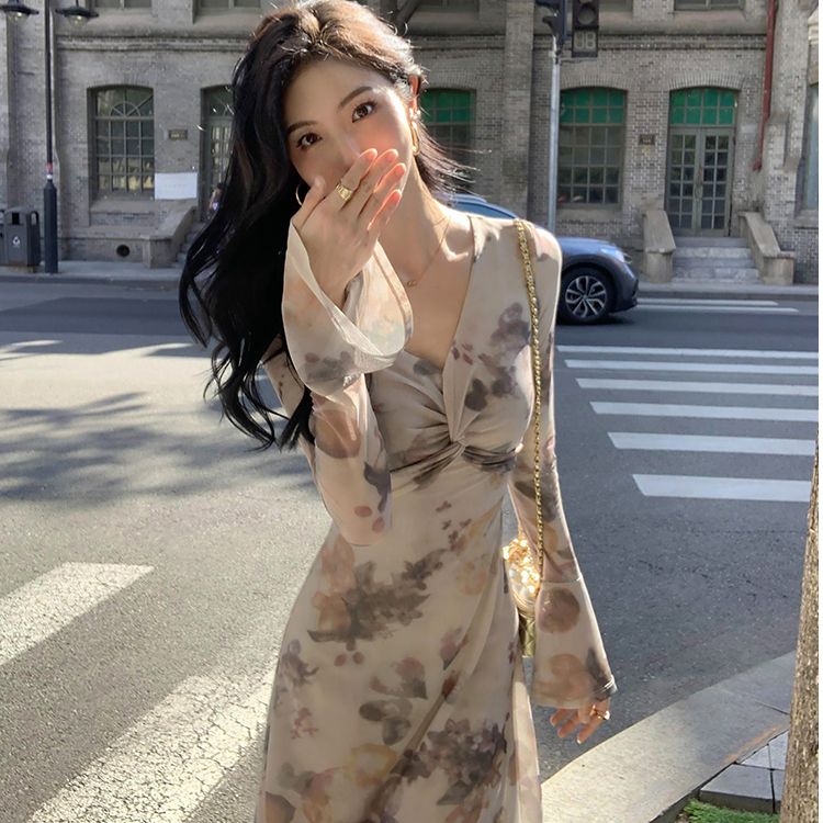 新中式復古印花v領連衣裙女秋新款修身包臀裙氣質喇叭袖A字長裙女